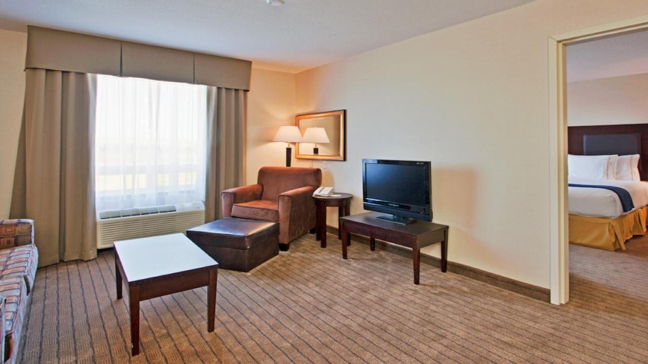 Holiday Inn Express Hotel & Suites Swift Current By Ihg Екстериор снимка