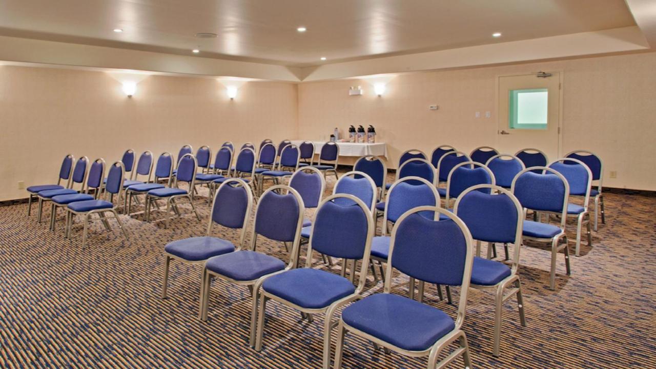 Holiday Inn Express Hotel & Suites Swift Current By Ihg Екстериор снимка